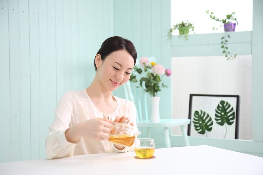 (Người-Nhật-uống-trà-xanh-mỗi-ngày-để-duy-trì-sức-khỏe-và-vẻ-đẹp-của-làn-da  